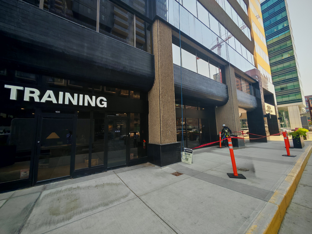 Outdoor image after AI Eraser is applied.