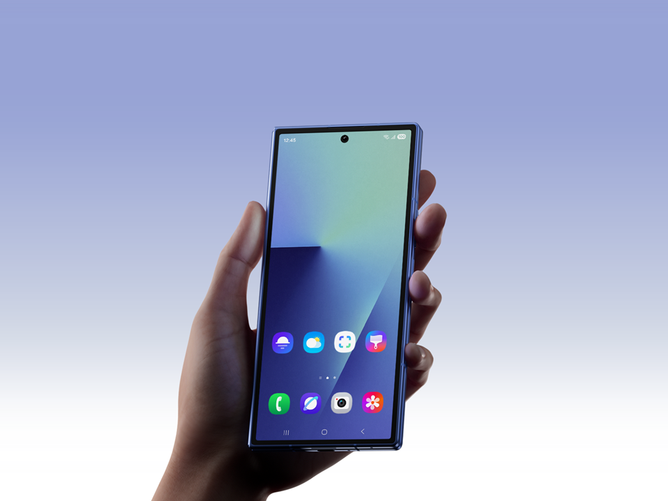 samsung galaxy zfold 7 in hand.